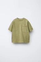 T-SHIRT TEINT EN PIÈCE À POCHE
