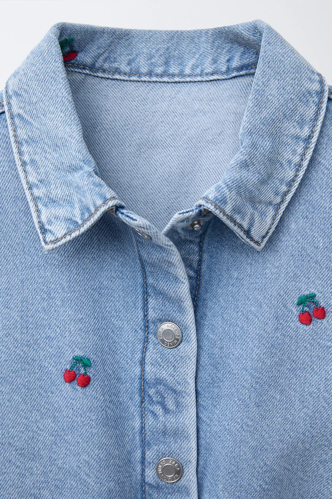 CHEMISE EN JEAN AVEC CERISES BRODÉES