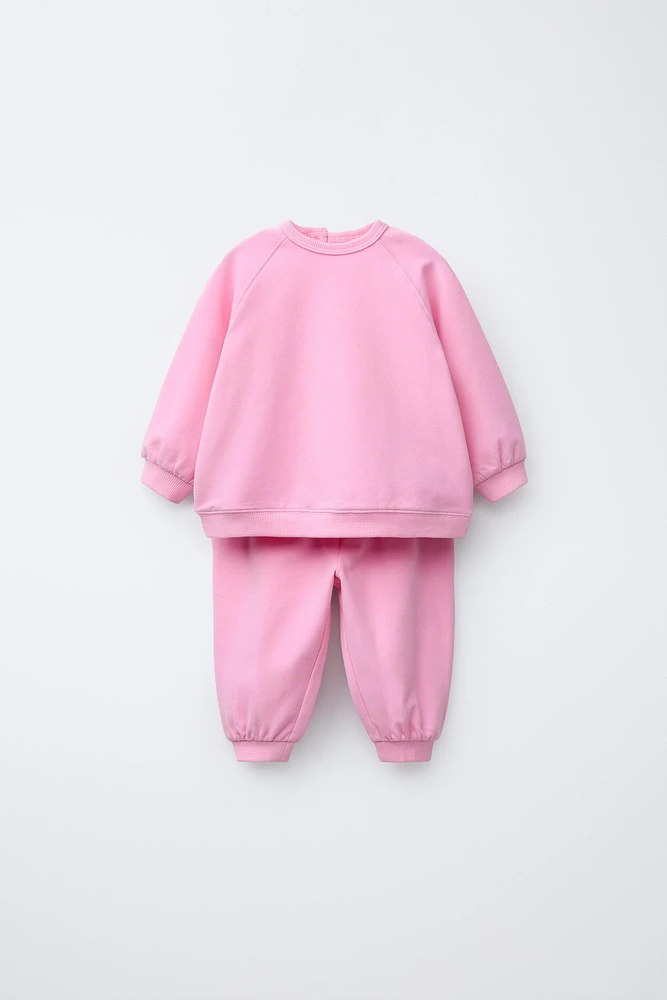 SWEATSHIRT AND JOGGER PANTS SET