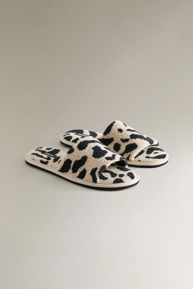 CHAUSSONS À BOUT OUVERT ÉPONGE ANIMAL PRINT