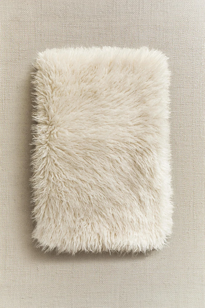 DOUBLE-SIDED FAUX FUR BLANKET