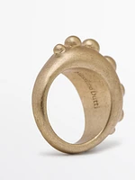Ring with round pieces