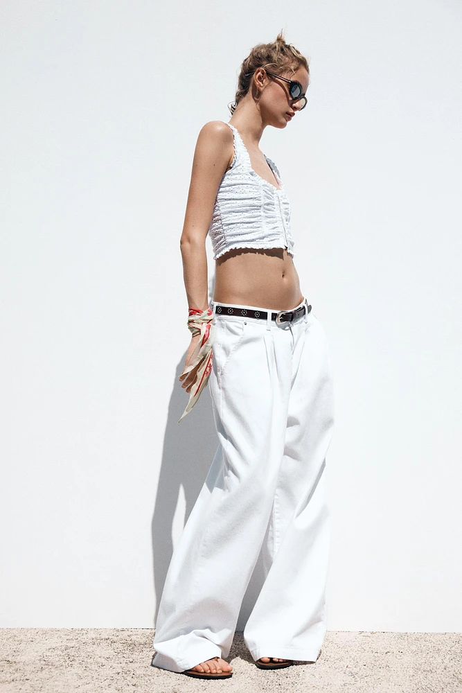 TOP AVEC BRODERIES PERFORÉES