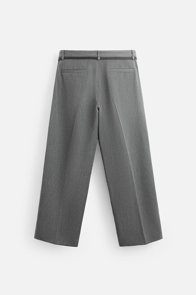 PANTALON À PLIS AVEC CEINTURE