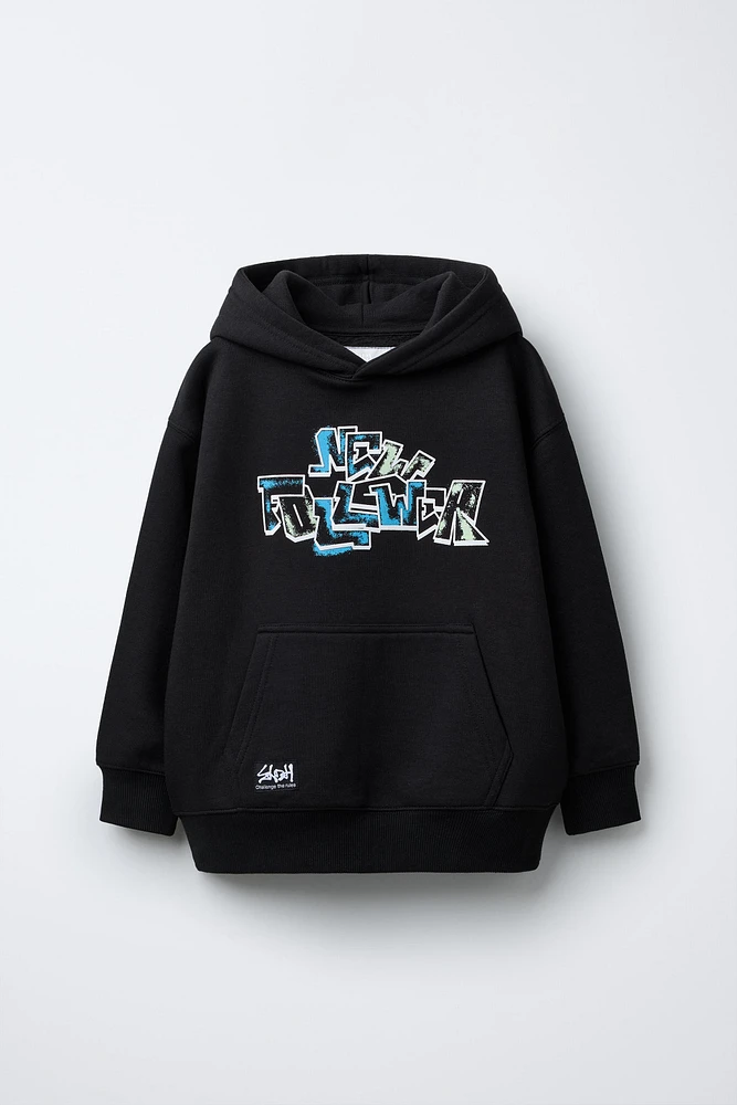 GRAFFITI PRINT HOODED SWEATSHIRT