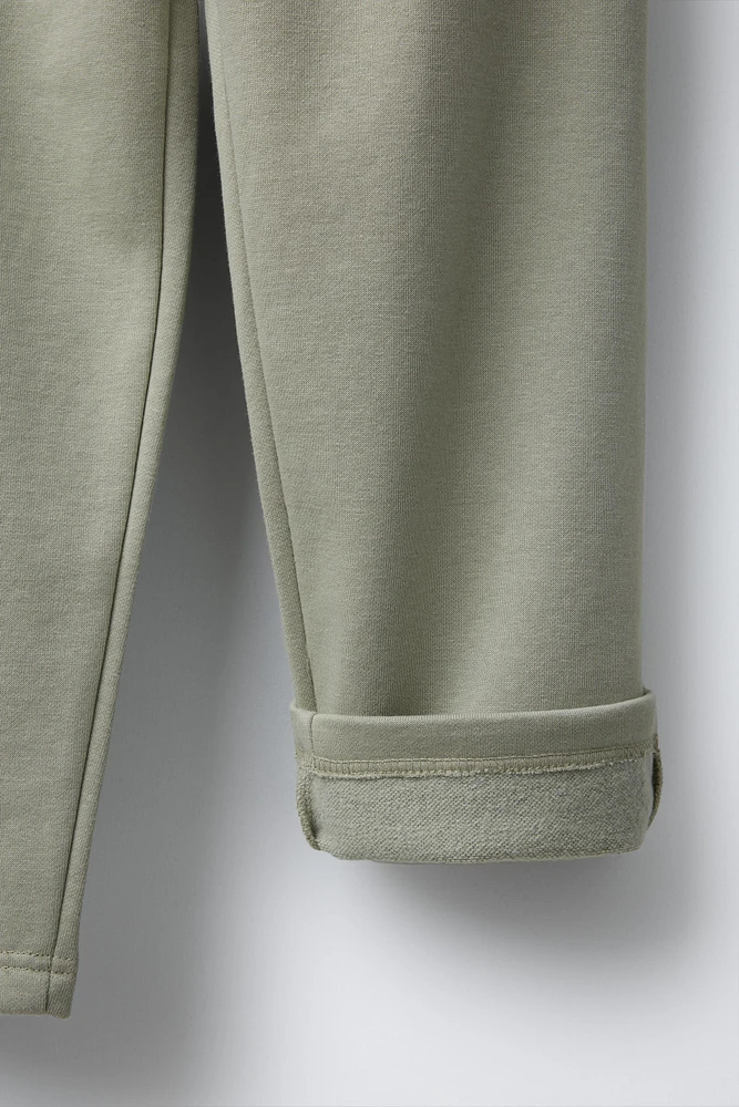 PANTALON DROIT AVEC ÉTIQUETTE AUTOCOLLANTE