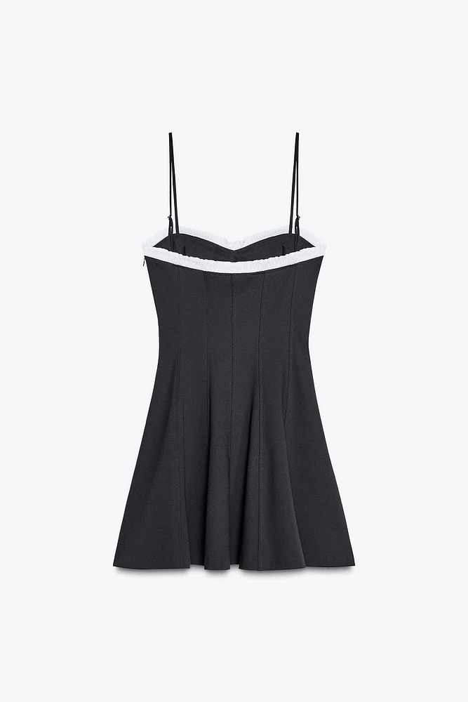 ROBE À BRETELLES VOLANTS AVEC LACET