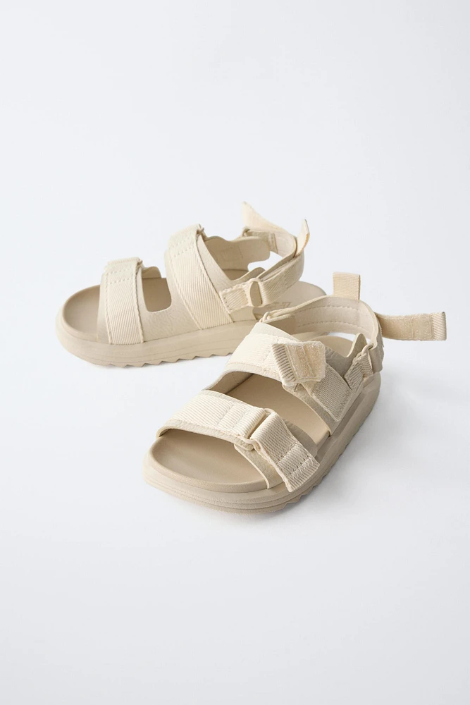 SANDALES À BRIDES