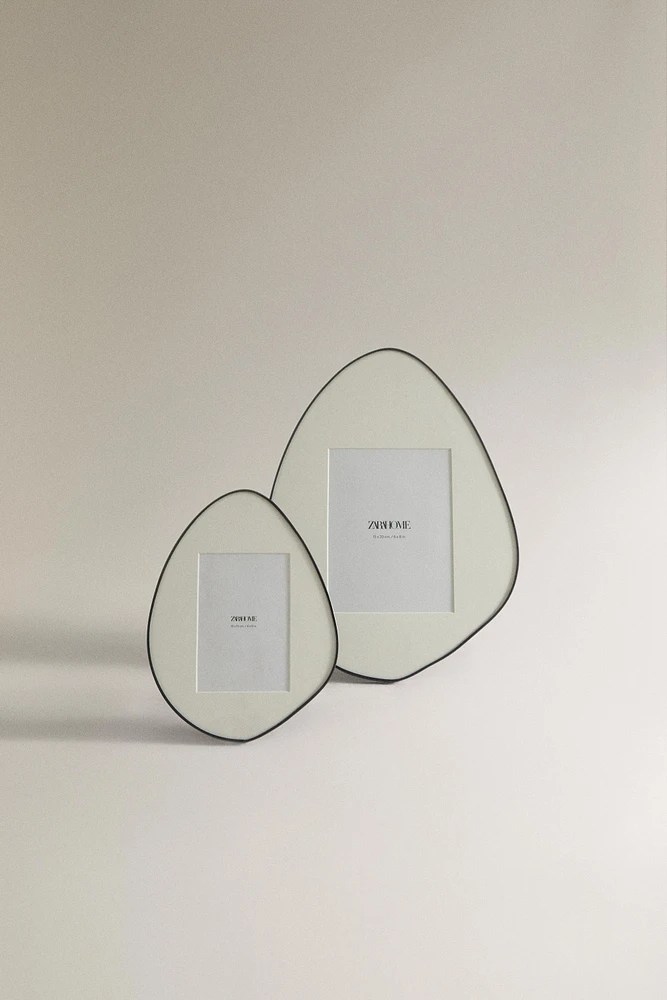 IRREGULAR-SHAPED PICTURE FRAME