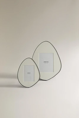 IRREGULAR-SHAPED PICTURE FRAME