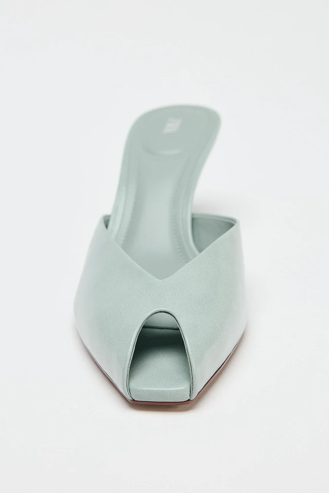 PATENT EFFECT SANDALS