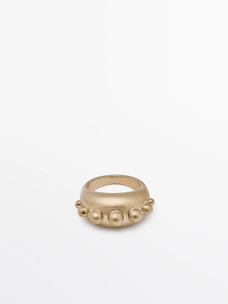 Ring with round pieces