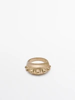 Ring with round pieces