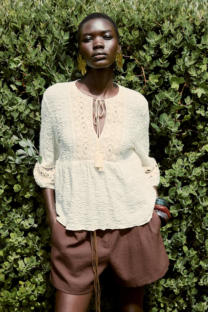 BLOUSE EN MATIÈRES VARIÉES CROCHET