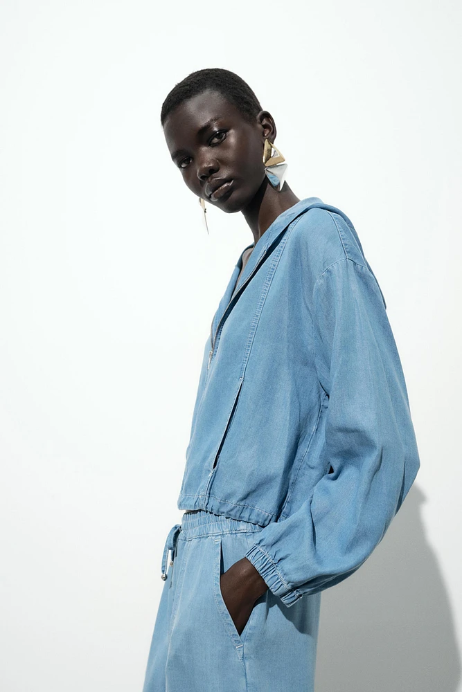 VESTE À CAPUCHE ET OURLET AJUSTABLE