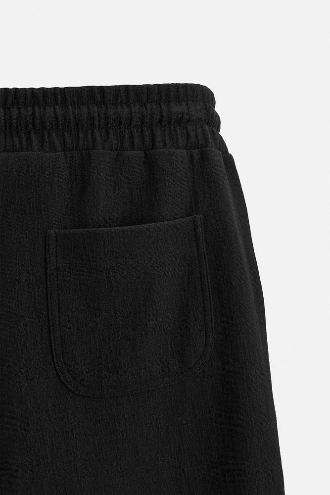 TEXTURED JOGGER SHORTS