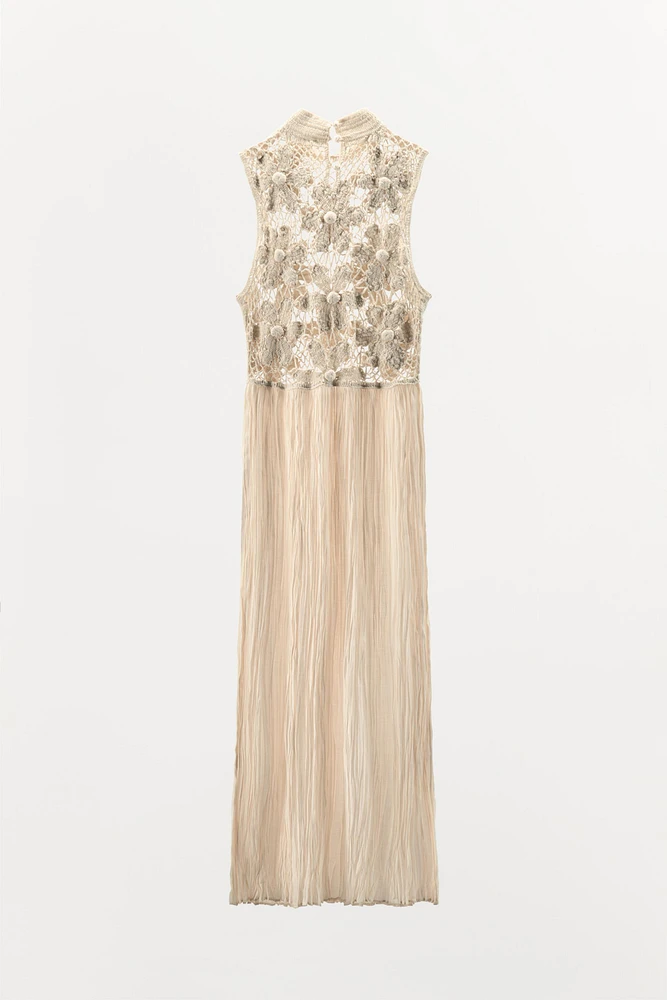 ROBE EN MATIÈRES VARIÉES BRODERIES FLEURS