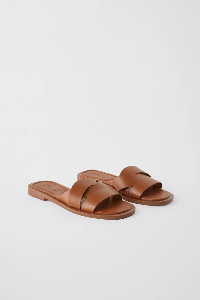 FLAT CROSSED-STRAP SANDALS