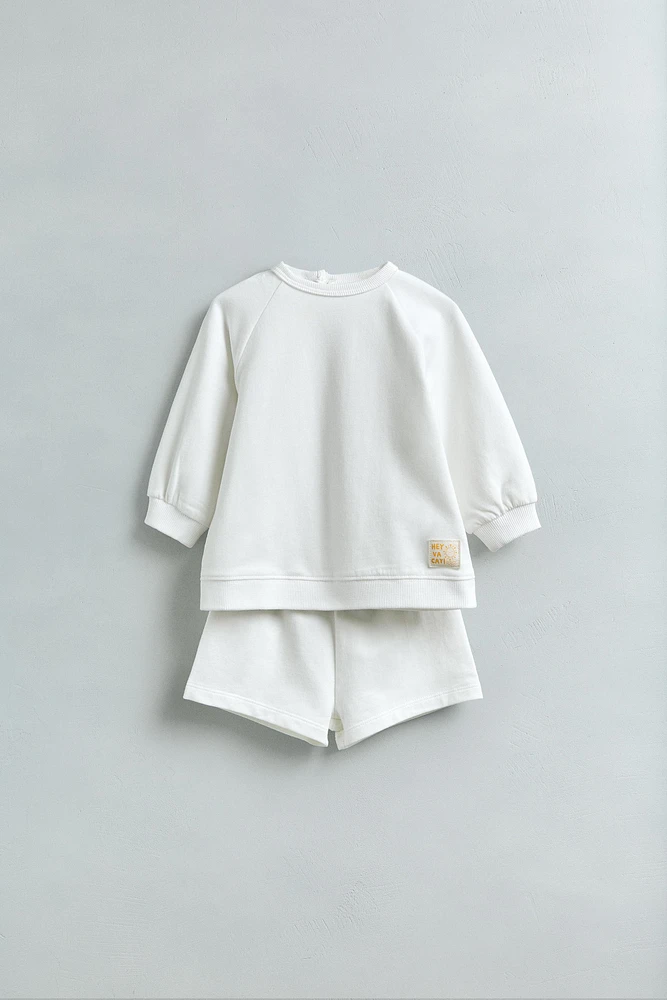 ENSEMBLE SWEAT-SHIRT ET BERMUDA ÉTIQUETTE