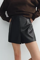 BELT LOOP SHORTS WITH A HIGH WAIST