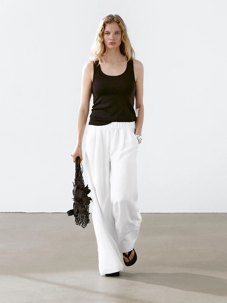 Pantalon large avec surpiqûres contrastantes