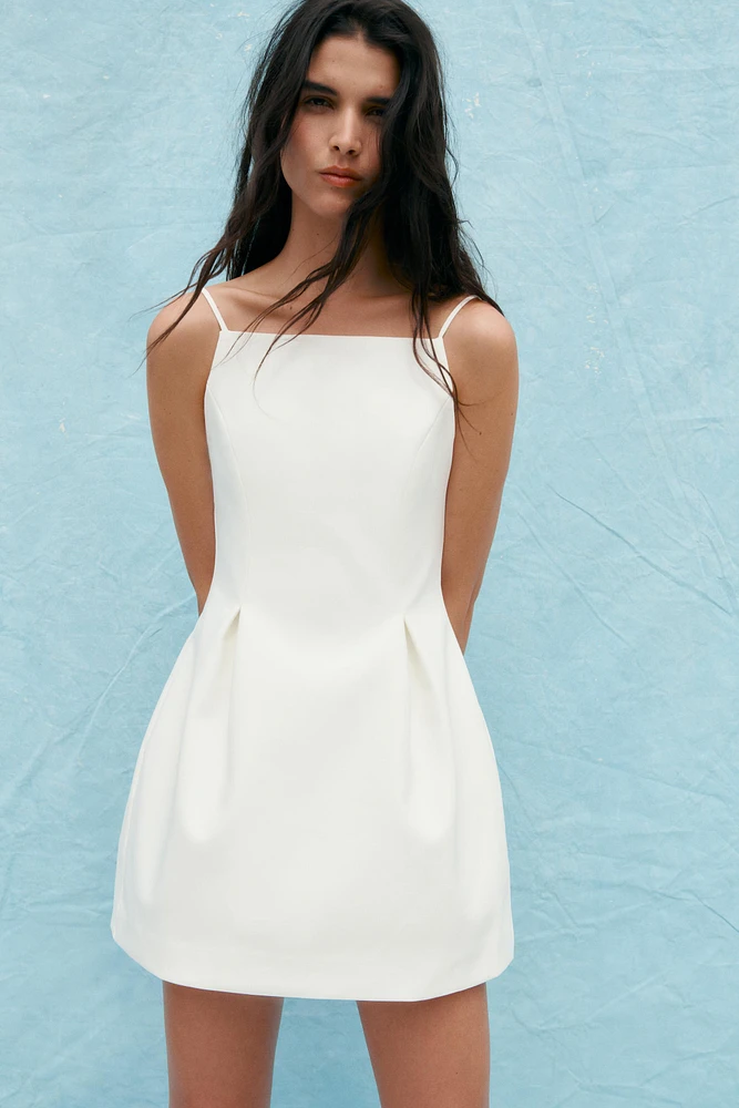 ROBE COURTE À BRETELLES