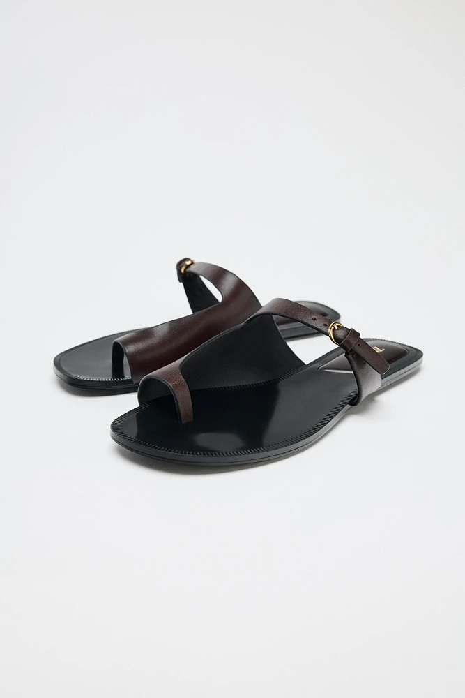SANDALES PLATES EN CUIR ASYMÉTRIQUES
