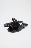 SANDALES PLATES EN CUIR ASYMÉTRIQUES