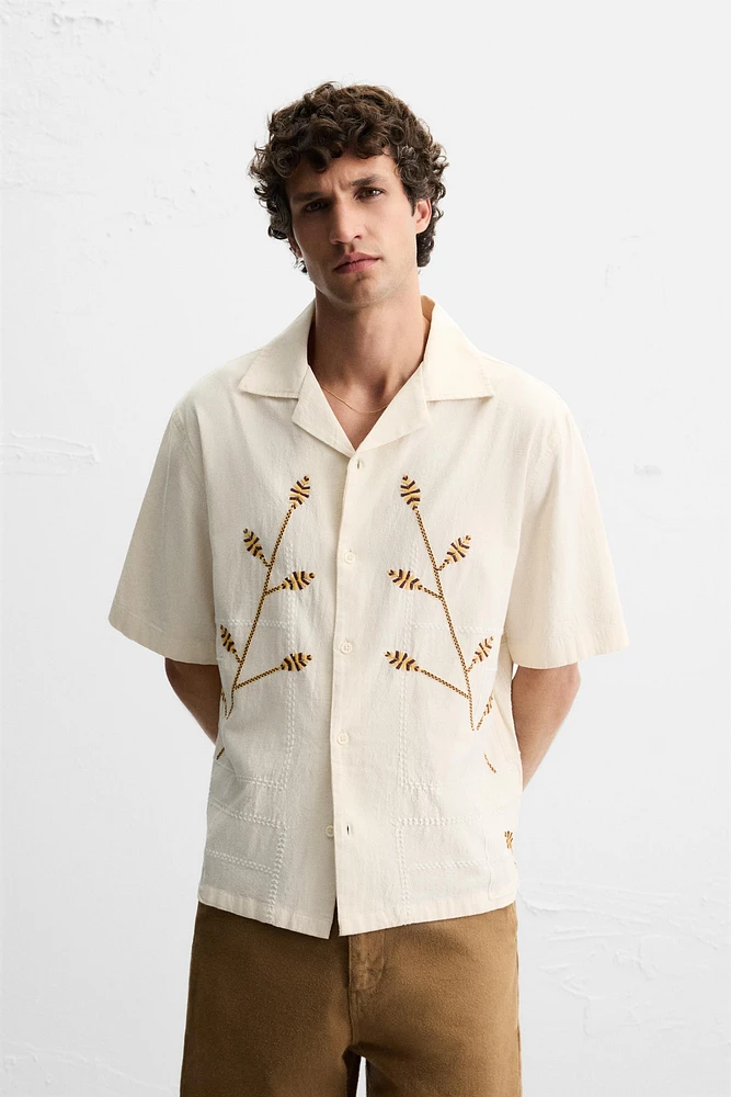 CONTRAST EMBROIDERY SHIRT