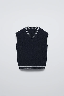 CONTRAST TRIM KNIT VEST