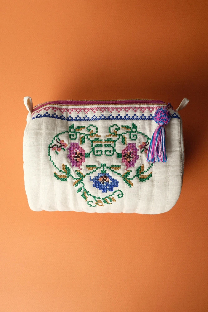 TROUSSE MATELASSÉE AVEC BRODERIES