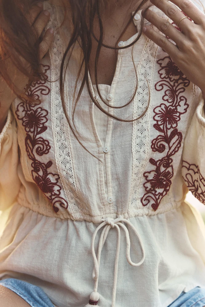 BLOUSE BRODÉE À LACETS