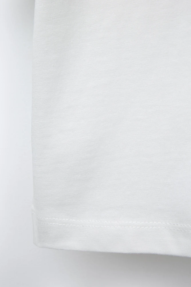 T-SHIRT À INSCRIPTION IMPRIMÉE EN RELIEF