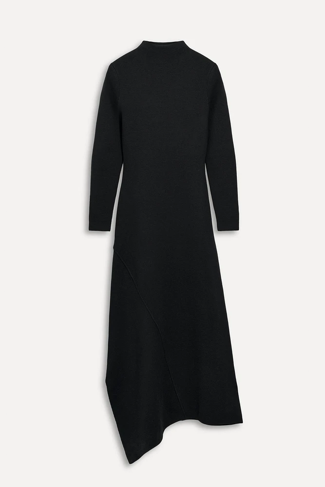 ROBE ASYMÉTRIQUE CONTENANT DE LA LAINE 50E ANNIVERSAIRE