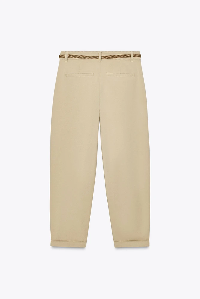 PANTALON CHINO AVEC CEINTURE TRESSÉE