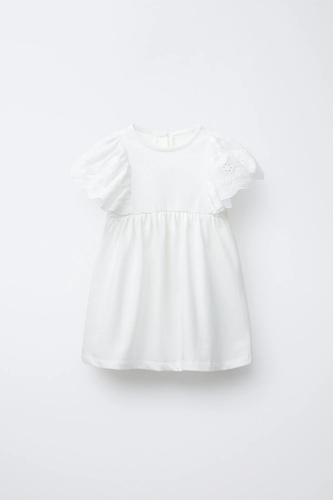 ROBE EN MATIÈRES VARIÉES À VOLANTS