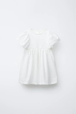 ROBE EN MATIÈRES VARIÉES À VOLANTS