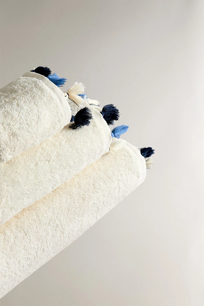 POMPOM BATH TOWEL