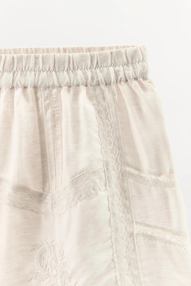 SHORT DENTELLE BRODÉ