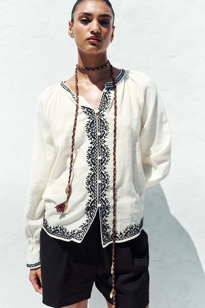 CHEMISE BRODERIES CONTRASTE