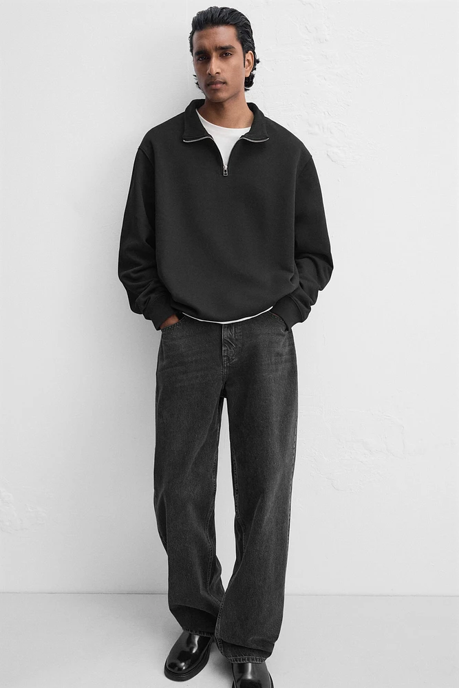 BASIC QUARTER ZIP SWEATSHIRT