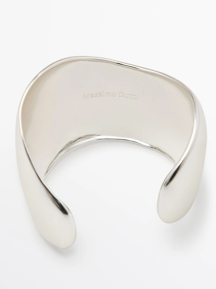 Wide rounded bracelet