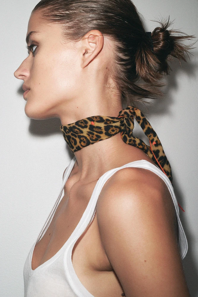 BANDANA IMPRIMÉ ANIMALIER BRODERIES CŒURS