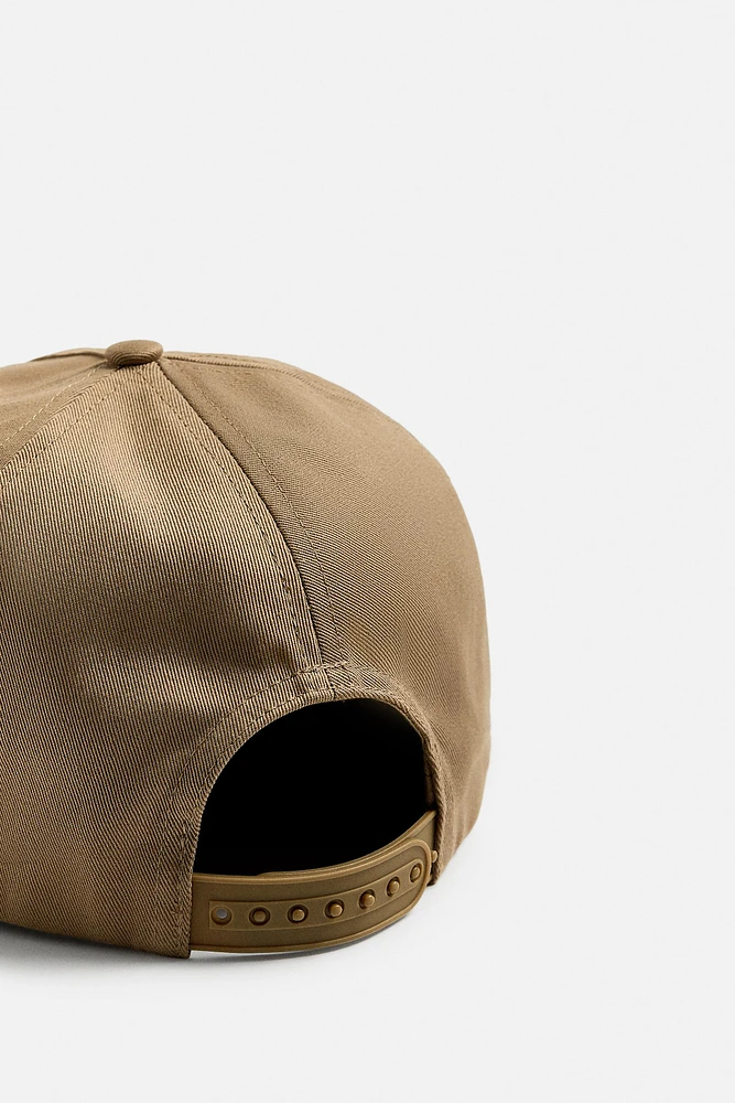CASQUETTE À VISIÈRE PLATE BRODÉE