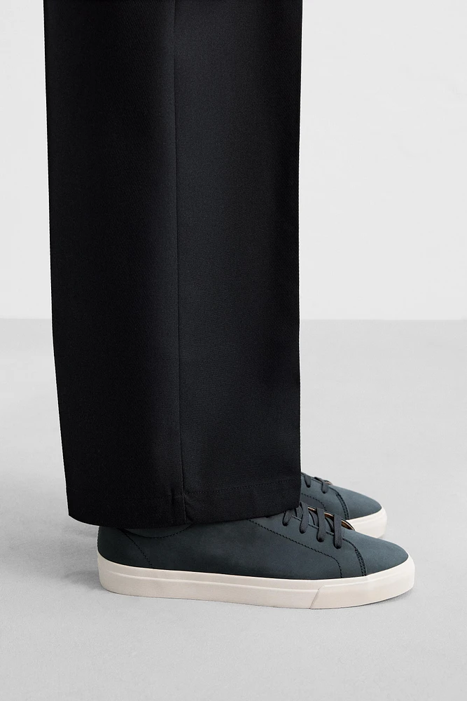 BASIC SNEAKER