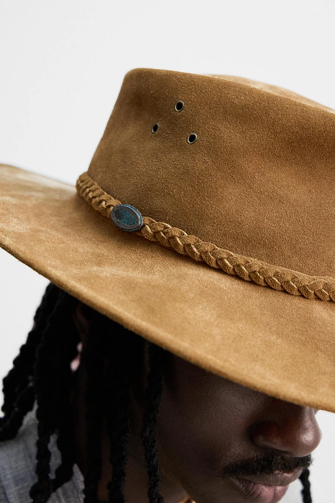 CHAPEAU EN CUIR DAIM