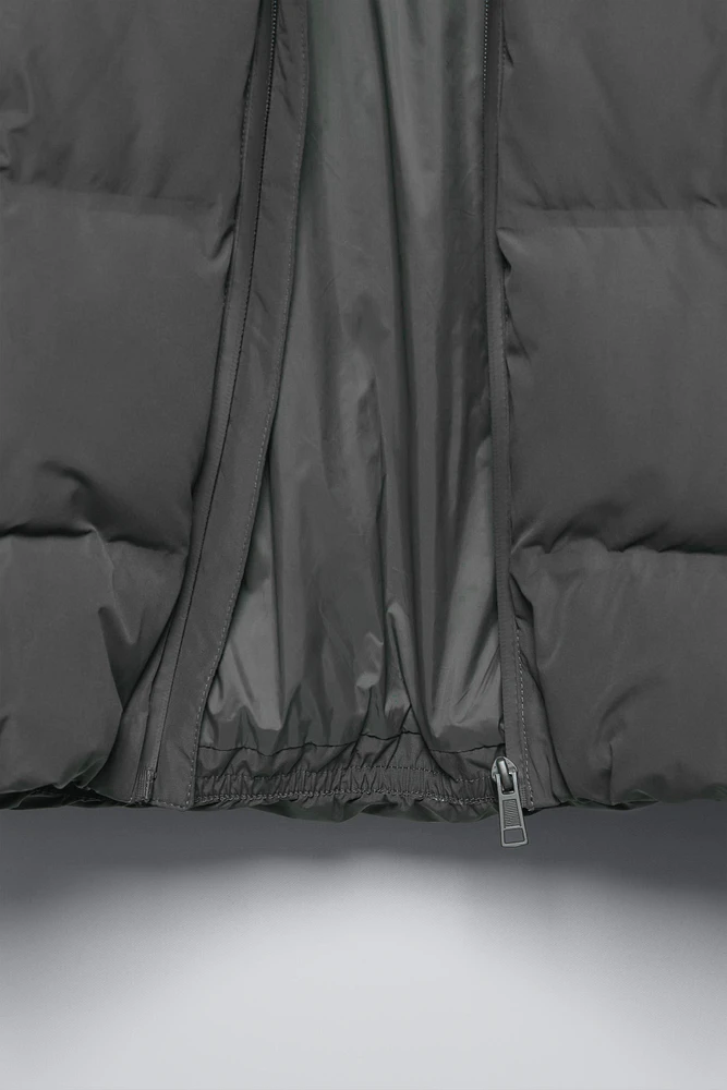 MANTEAU DÉPERLANT ÉTIQUETTE
