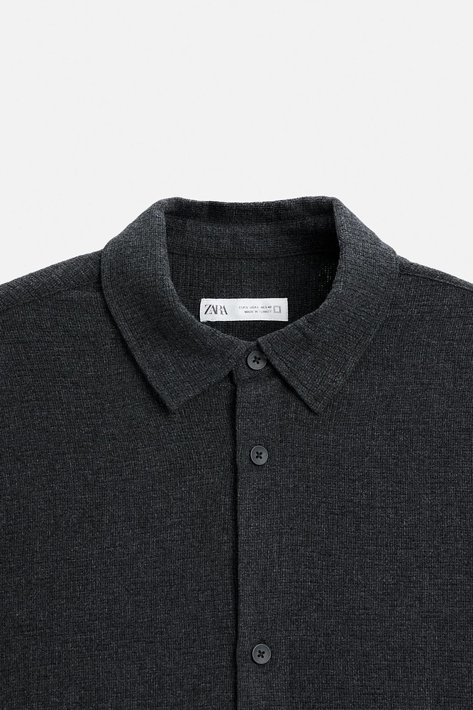 Relaxed fit shirt made of cotton blend fabric. Lapel collar and short sleeves. Side vents at hem. Front button closure.