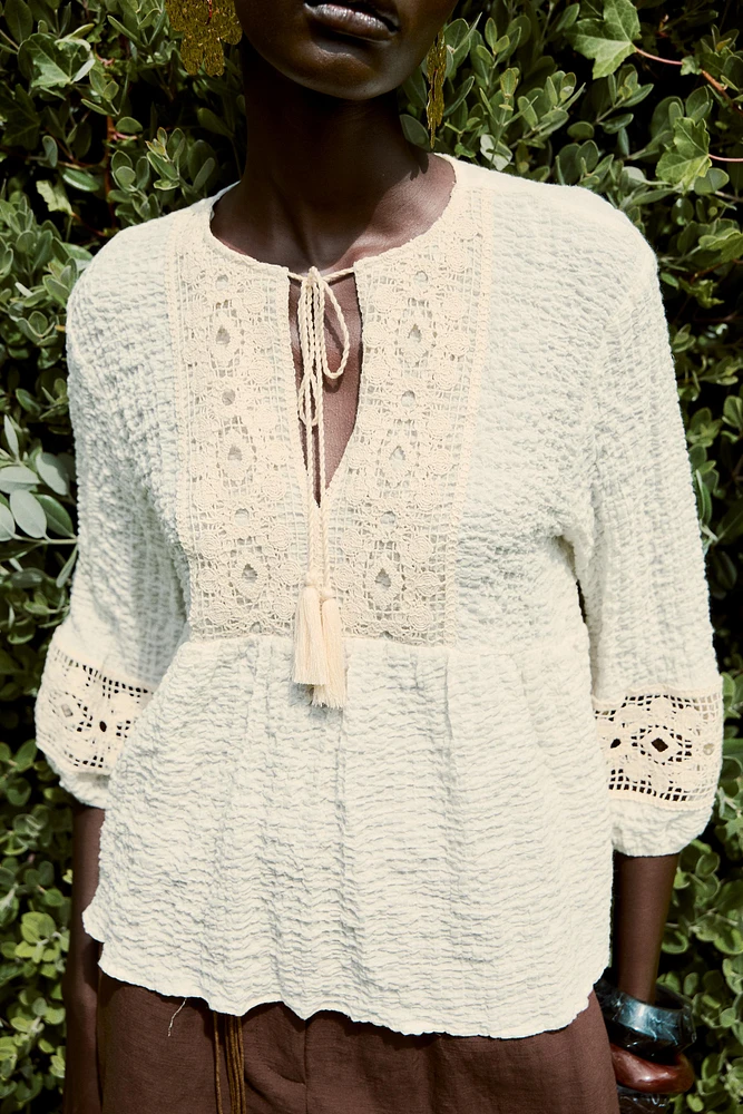 BLOUSE EN MATIÈRES VARIÉES CROCHET