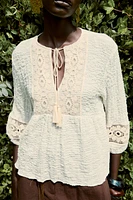 BLOUSE EN MATIÈRES VARIÉES CROCHET